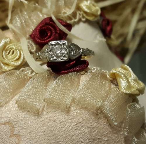STUNNNING LADIES 9CT WHITE AND YELLOW GOLD DIAMOND RING. RETAIL PRICE EASILY MORE THAN R17 000