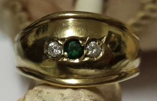 new gold listing!! 9ct gold ladies ring with clear stones and green center stone