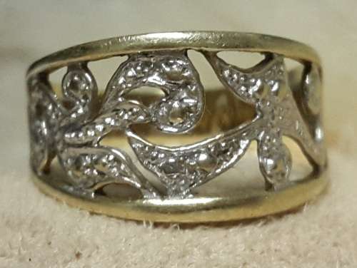 new gold listing!!! beautiful ladies 9ct gold ring