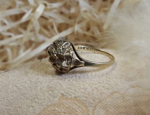 new gold listing!! 9ct gold ladies ring