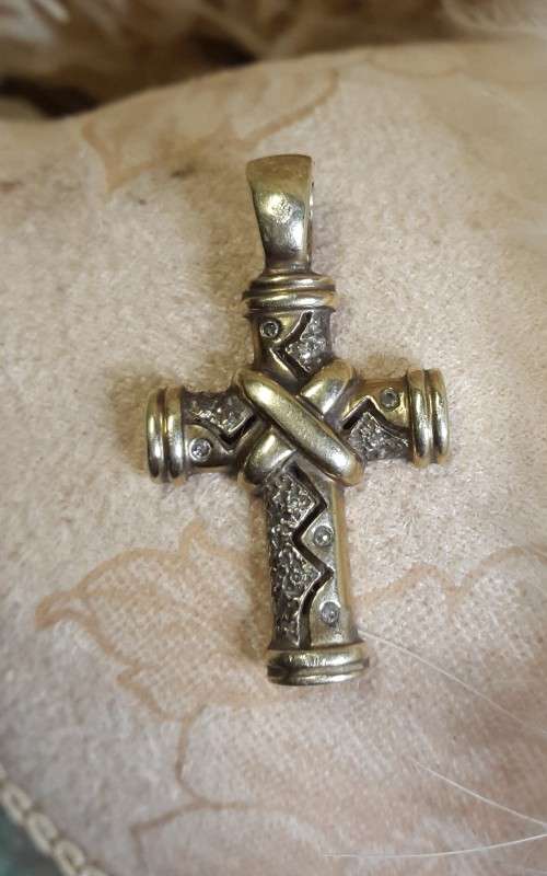 new gold listing!! 9ct gold ladies cross pendant stunning detail