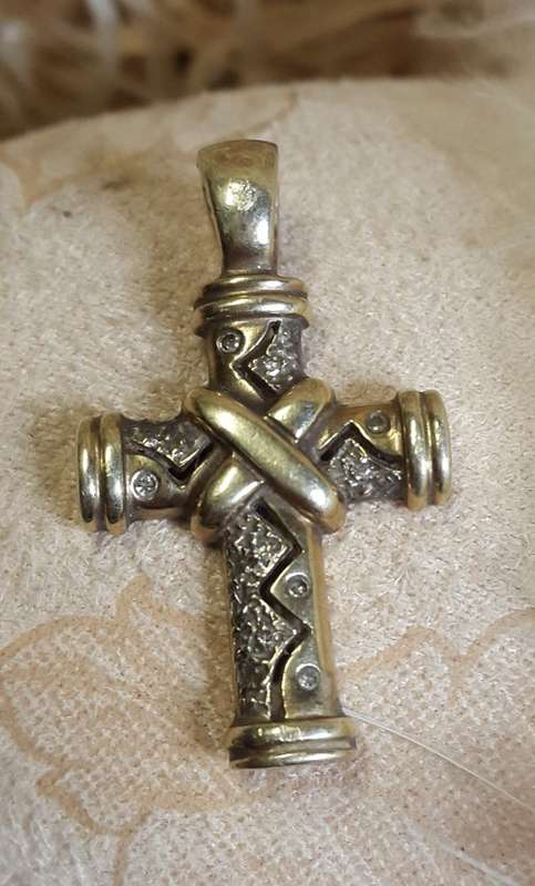 new gold listing!! 9ct gold ladies cross pendant stunning detail