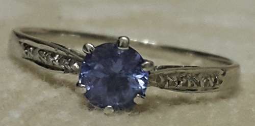 new gold listing~ 9ct white gold ladies ring with blue stone