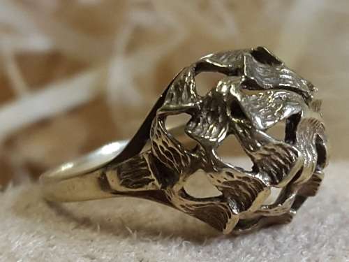 new gold listing!! 9ct gold ladies ring