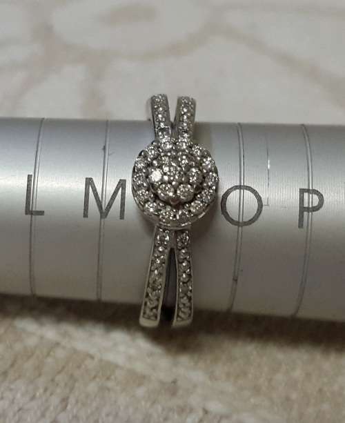 STUNNING LADIES 9CT WHITE GOLD RING WITH DIAMONDS STUNNING!!!!