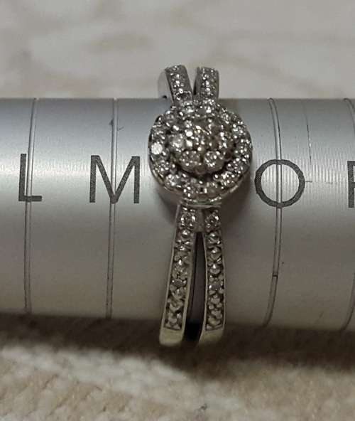 STUNNING LADIES 9CT WHITE GOLD RING WITH DIAMONDS STUNNING!!!!