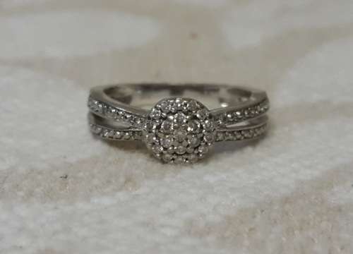 STUNNING LADIES 9CT WHITE GOLD RING WITH DIAMONDS STUNNING!!!!