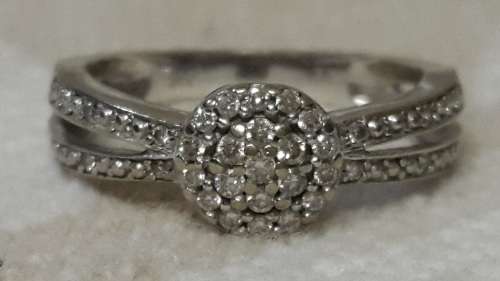 STUNNING LADIES 9CT WHITE GOLD RING WITH DIAMONDS STUNNING!!!!