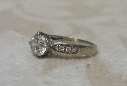 R1 AUCTION!!! LADIES 925 STERLING SILVER RING @ LOW START R1 AUCTION