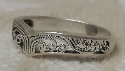 R1 AUCTION!!! LADIES 925 STERLING SILVER RING @ LOW START R1 AUCTION