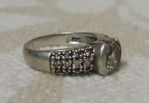 R1 AUCTION!!! LADIES 925 STERLING SILVER RING BEAUTIFUL AND SHIMMERY @ LOW START R1 AUCTION