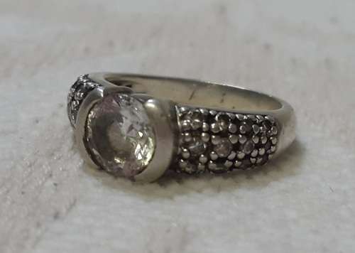 R1 AUCTION!!! LADIES 925 STERLING SILVER RING BEAUTIFUL AND SHIMMERY @ LOW START R1 AUCTION