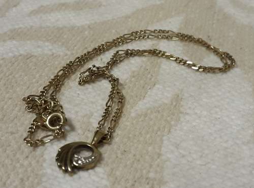 9CT GOLD LADIES CHAIN WITH PENDANT SMALL DIAMOND IN PENDANT