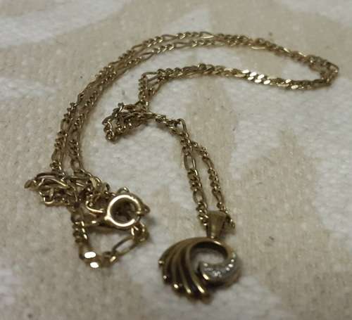 9CT GOLD LADIES CHAIN WITH PENDANT SMALL DIAMOND IN PENDANT