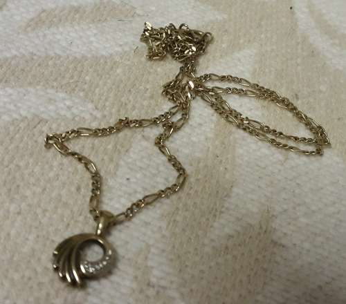 9CT GOLD LADIES CHAIN WITH PENDANT SMALL DIAMOND IN PENDANT