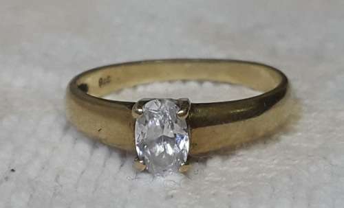 NEW LISTING !9CT GOLD LADIES RING WITH CUBIC CENTER STONE BEAUTIFUL AND PLAIN DESIGN
