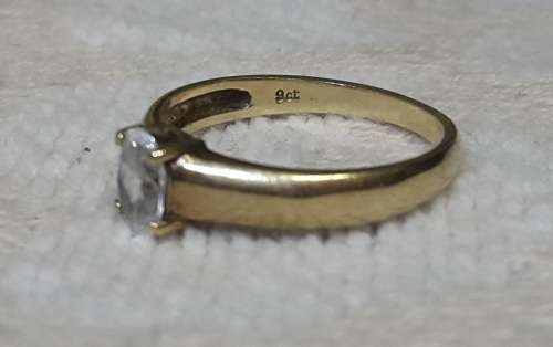 NEW LISTING !9CT GOLD LADIES RING WITH CUBIC CENTER STONE BEAUTIFUL AND PLAIN DESIGN