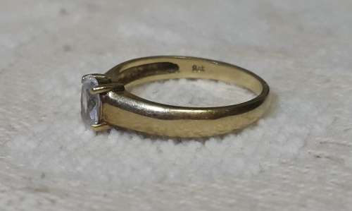 NEW LISTING !9CT GOLD LADIES RING WITH CUBIC CENTER STONE BEAUTIFUL AND PLAIN DESIGN
