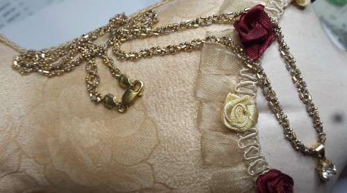 UNUSUAL DESIGN 18CT GOLD CHAIN WITH PENDANT 47CM LONG 3MM THICK