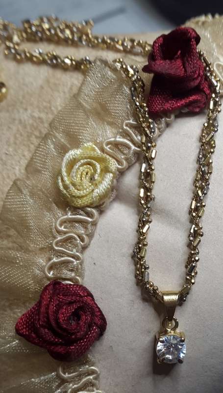 UNUSUAL DESIGN 18CT GOLD CHAIN WITH PENDANT 47CM LONG 3MM THICK