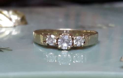 LADIES 9CT GOLD RING WITH CUBIC ZIRCONIA STONES RING SIZE N