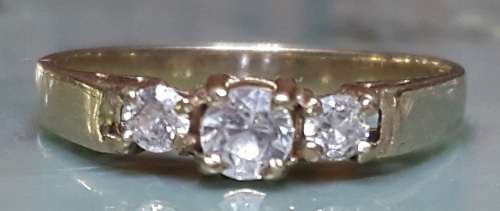 LADIES 9CT GOLD RING WITH CUBIC ZIRCONIA STONES RING SIZE N