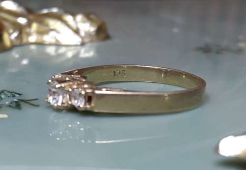 LADIES 9CT GOLD RING WITH CUBIC ZIRCONIA STONES RING SIZE N