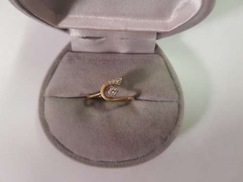 Gorgeous 18ct yellow Gold Diamond ring