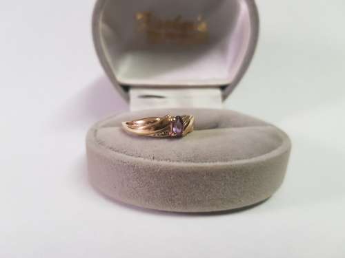 Beautiful ladies 9ct yellow Gold ring with purple center stone