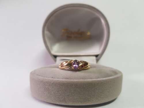 Beautiful ladies 9ct yellow Gold ring with purple center stone
