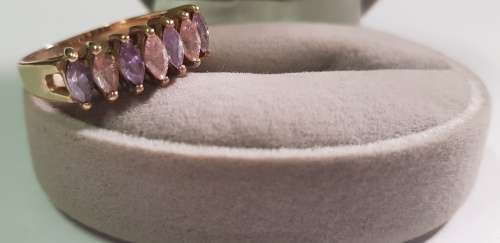 BEAUTIFULL 9CT GOLD LADIES RING