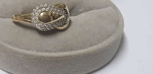 BEAUTIFUL 9 CT GOLD LADIES RING