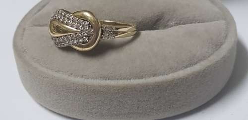 BEAUTIFUL 9 CT GOLD LADIES RING