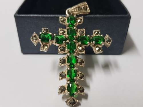 925 SILVER CROSS PENDANT WITH EMERALD STONES
