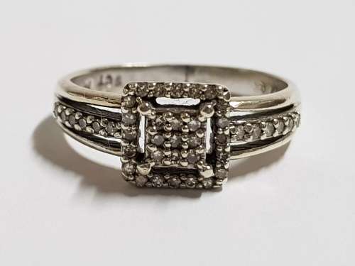 BEAUTIFUL 9CT WHITE GOLD DIAMOND LADIES RING