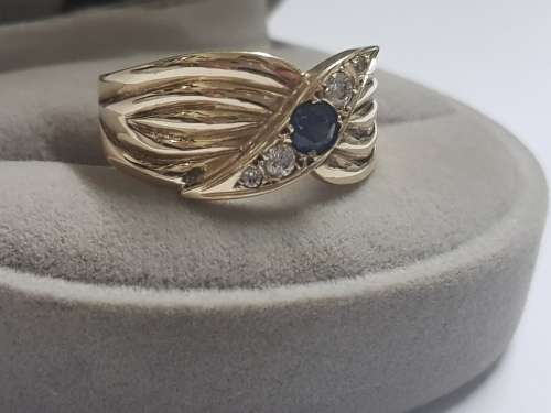 STUNNING 9CT GOLD LADIES RING,MAIN STONE SAPPHIRE WITH 4 DIAMONDS