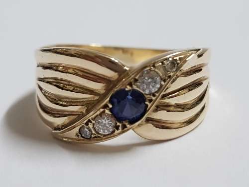 STUNNING 9CT GOLD LADIES RING,MAIN STONE SAPPHIRE WITH 4 DIAMONDS