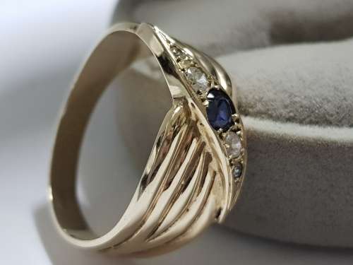 STUNNING 9CT GOLD LADIES RING,MAIN STONE SAPPHIRE WITH 4 DIAMONDS