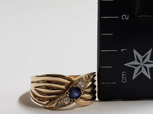 STUNNING 9CT GOLD LADIES RING,MAIN STONE SAPPHIRE WITH 4 DIAMONDS