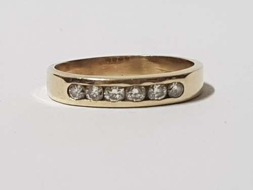 STUNNING 9CT GOLD LADIES DIAMOND RING