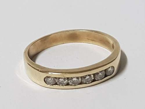 STUNNING 9CT GOLD LADIES DIAMOND RING