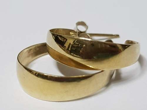 BEAUTIFUL LADIES 9CT GOLD EARRINGS