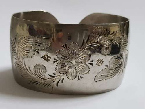 BEAUTIFUL STERLING SILVER BANGLE