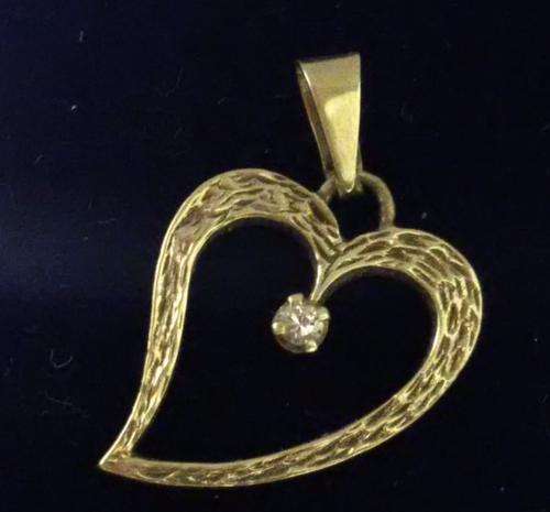 9CT HEART PENDANT WITH DIAMOND 1.56GRAMS