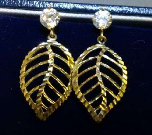 9CT GOLD LADIES LEAF EARINGS