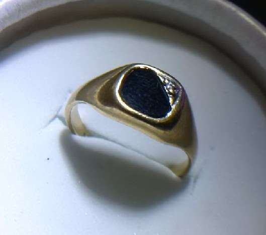 9CT GOLD MENS RING WITH BLACK STONE AN DIAMOND