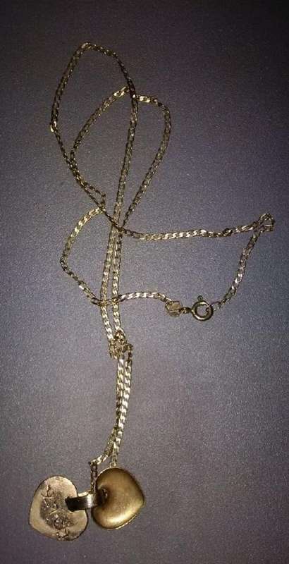 9CT GOLD LADIES CHAIN WITH HEART PENDANT - STUNNING ITEM