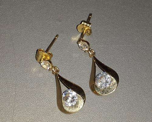 9CT GOLD LADIES CUBIC ZIRCONIA EARRING