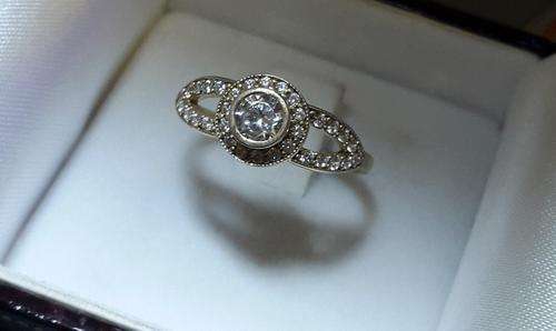 STUNNING !9CT GOLD LADIES RING SHIMMERY @ LOW START R1 AUCTION