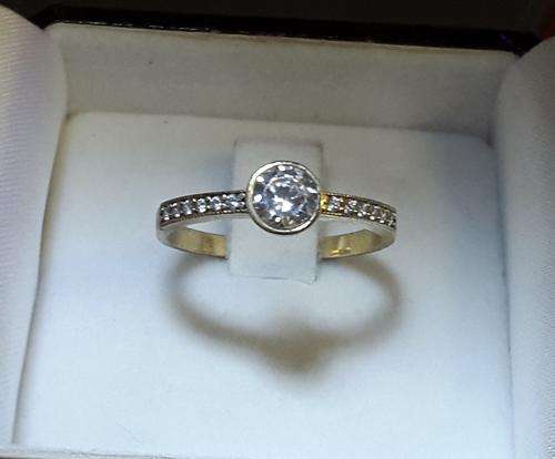 9CT GOLD LADIES RING ! @ LOW START R1 AUCTION